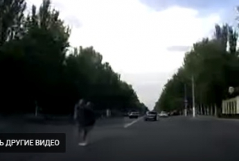 Пешеходы плюют на безопасность и бросаются под авто (видео)