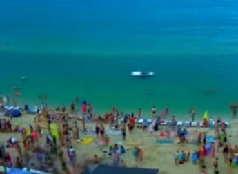 Гроза согнала отдыхающих с пляжа в Кирилловке (видео)