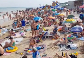 Не протолкнуться ни на пляже, ни в море - в сети показали количество отдыхающих в Кирилловке (видео)