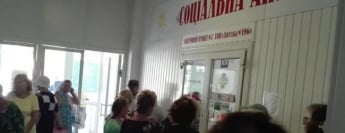 Жители Запорожья выстраиваются в огромные очереди за доступными медпрепаратами (ФОТО, ВИДЕО)