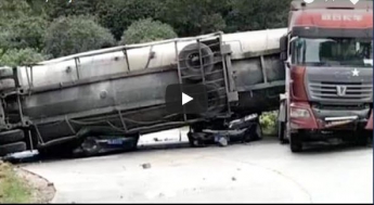 В Китае цементовоз раздавил легковые авто: погибли 9 человек