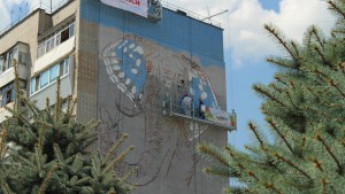 На запорожской многоэтажке рисуют огромного синего слона (Фото)