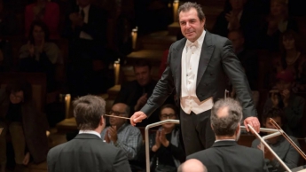 Дирижера ведущего оркестра Европы уволили из-за обвинений в сексуальных домогательствах