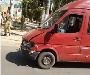 В Мелитополе столкнулись маршрутное такси и иномарка (видео)