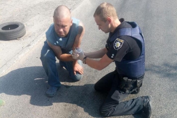 Жестокие шутки: в центре Днепра мужчине дали гранату без чеки (фото)