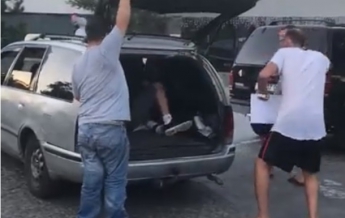 Одесский таксист погрузил людей в багажник