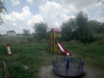 Опасная детская площадка появилась в Мелитополе (видео)