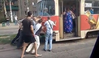 В Запорожье пассажиры толкали сами трамвай (Видео)