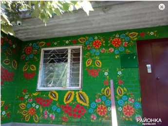 Житель Запорожской области украшает дома ярким орнаментом (ФОТО)