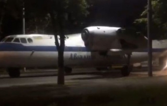 По проспекту в Киеве проехал самолет (видео)