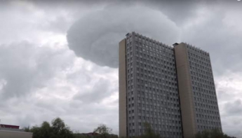 В небе над Москвой завис гигантский НЛО (видео)