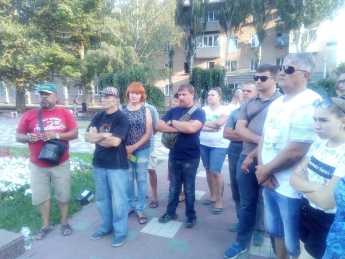 В Мелитополе на митинге горожан звали в "Морду власти" - группу убитого "Сармата"