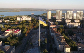В Днепре подняли флаг на 72-метровом флагштоке (видео)