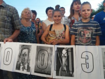 "Засуньте ТРЦ себе": запорожцы митингуют под мэрией против застройки сквера Яланского (Фоторепортаж)