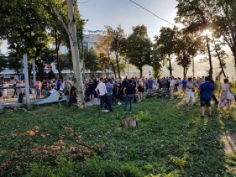 Митингующие снесли забор вокруг сквера Яланского – произошла потасовка (Видео)