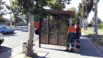 В Мелитополе остановкам устроили "банный день" (фото, видео)