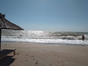 Сильный шторм выгнал отдыхающих с пляжа в Кирилловке (добавлено видео)