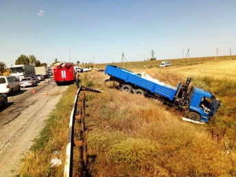 Водителя грузовика, влетевшего в кирилловскую маршрутку, зажало в кабине (Фото)