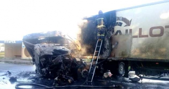 Водитель грузовика сгорел заживо в результате серьезного ДТП под Ровно (фото)