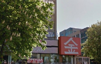 В Киеве женщина упала с 11 этажа на крышу ресторана