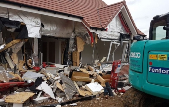 Обманутый строитель из мести разрушил пять домов (фото)
