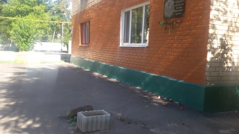 Ничего святого. Вандалы разгромили вазон и разбросали цветы возле мемориальной таблички Николая Лобачева (фото)