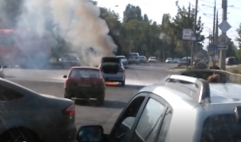 В Хортицком районе Запорожья загорелась иномарка (видео)