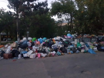 Улицы оккупированного Симферополя завалены мусором, жители опасаются эпидемии (Фото)