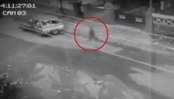 На Филиппинах камера сняла "призрак пешехода" (видео)