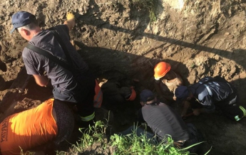 Под Киевом рабочих засыпало землей, есть жертвы (фото)