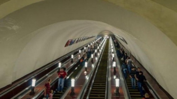 В метро Киева женщина потеряла сознание и упала на эскалаторе
