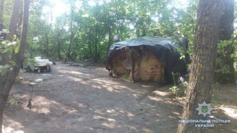 Под Киевом нашли женщину, которая жила в лесу с двумя малышами