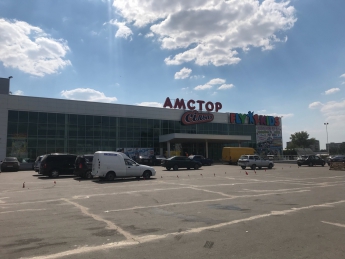 В Мелитополе у Амстора за долги власть грозится забрать парковку (фото)
