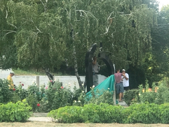 Памятник чернобыльцам вернули назад (фото)
