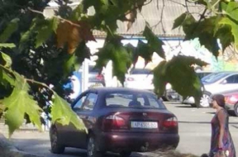 На центральном проспекте водитель на Ланосе сбил девушку (фото)