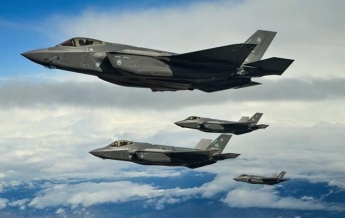 В Норвегии устроили "бой" истребителей F-22 и F-35 (видео)
