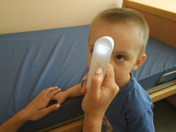 Детской больнице Мелитополя благотворители передали бесконтактные термометры (фото)