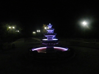 Кирилловка хвастает новым фонтаном с подсветкой. Ночное фото