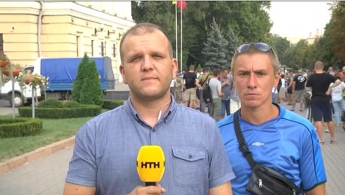 Курьезы. Журналисту киевского НТН любопытный мужчина испортил кадр (ВИДЕО)