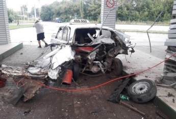 В Тернополе от взрыва на заправке такси разорвало пополам (фото)