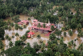 В Индии мощнейшее наводнение, число погибших превышает 300 человек (фото)