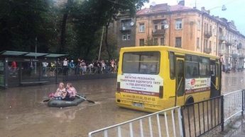 Последствия ливня во Львове: Спасатели на руках выносили людей из затопленного транспорта (Фото, видео)