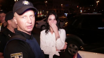 На Бессарабке ревнивая девушка устроила полицейским истерику (Видео, фото)