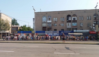 Появилось видео огромной очереди на автобусы в Запорожье