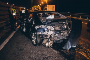 В Киеве на Южном мосту у BMW на «евробляхах» отвалилось колесо: машину занесло в отбойник