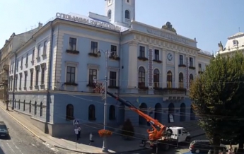 В Черновцах депутат проник в мэрию через окно (видео)