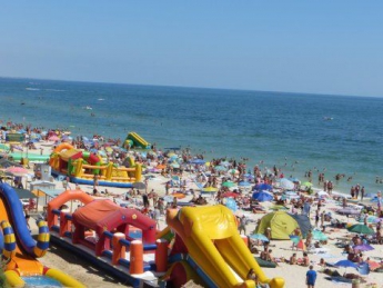 Несколько минут из жизни пляжа в Кирилловке. Отдыхающих "атакуют" продавцы всех "мастей" (видео)
