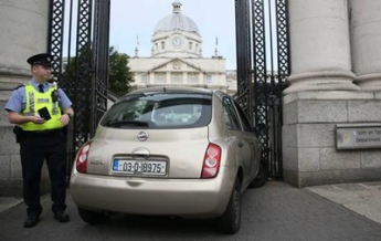 В Дублине женщина въехала в ворота здания правительства