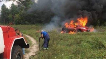 Под Киевом девушка наехала на костер и сожгла свою машину. Фото