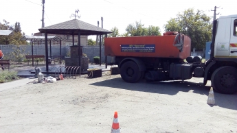 Банный день бювету устроили коммунальщики в Мелитополе (видео, фото)